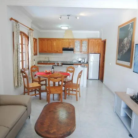In Puerto Del Carmen Sleeps 5 Includes Swimming Pool Vila Puerto del Carmen (Lanzarote)