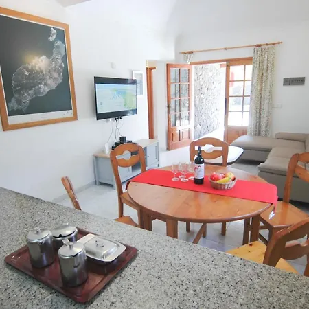 Willa In Puerto Del Carmen Sleeps 5 Includes Swimming Pool