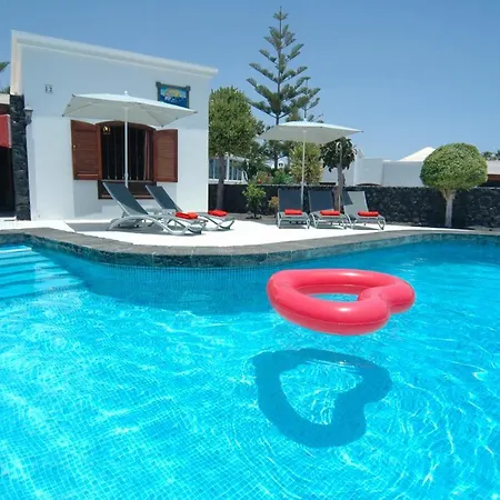 In Puerto Del Carmen Sleeps 5 Includes Swimming Pool Vila